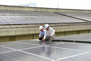 Đua lắp điện mặt trời trên mái nhà xưởng
